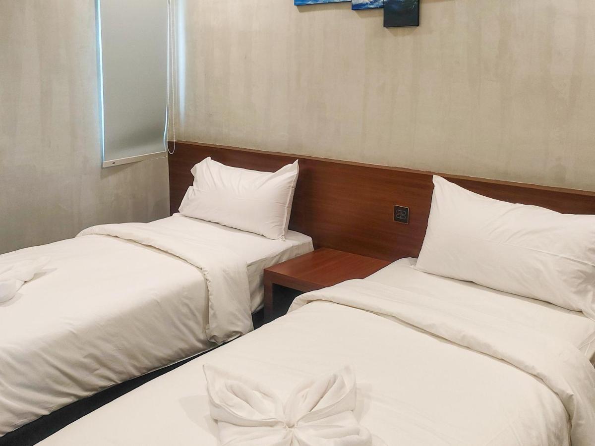 Travel Biz Hotel Medan Mitra Reddoorz Bagian luar foto
